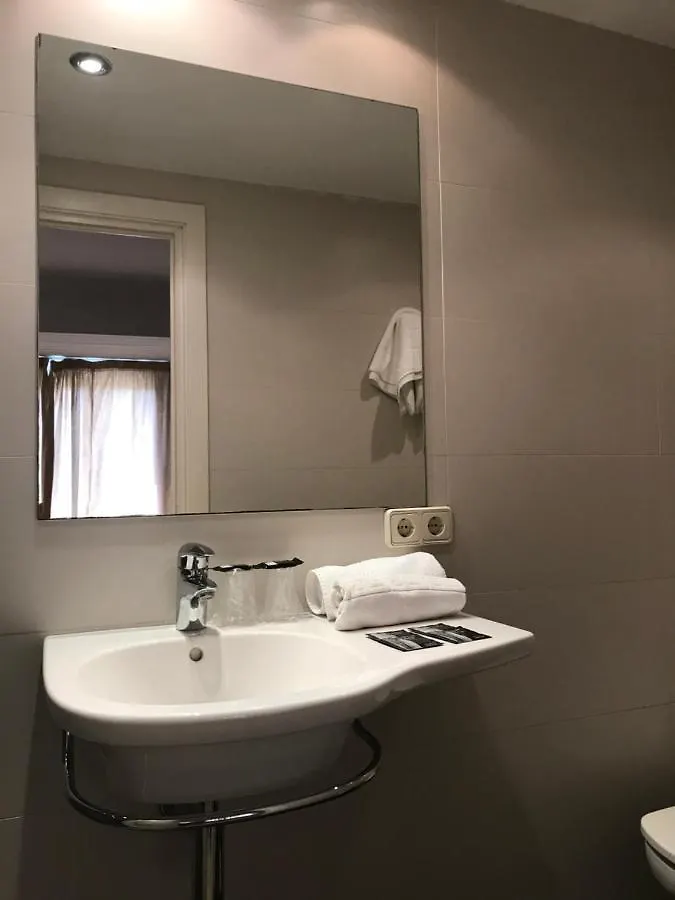 Hostal Can Pou فيدريريس بيت ضيافة