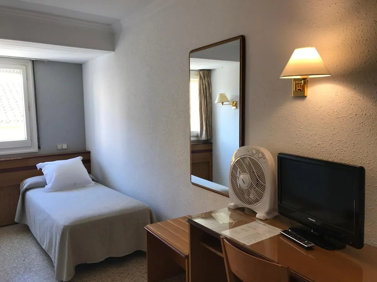 Hostal Can Pou فيدريريس 0*,  إسبانيا