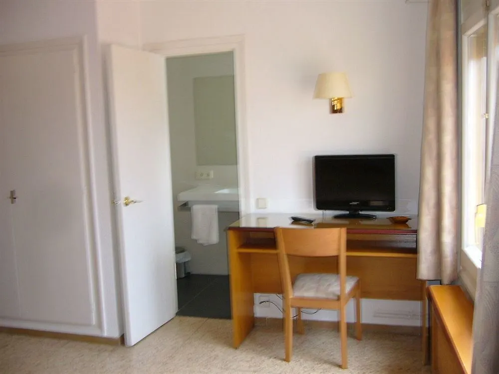 Hostal Can Pou فيدريريس بيت ضيافة